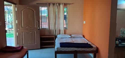 En eller flere senge i et værelse på Isiri Holiday Homes