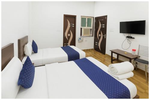 Giường trong phòng chung tại Chaitanya Vihar, Meraden NV Residency near Prem Temple and Bankey Bihari Temple and Premanand Maharaj - Free Wi-Fi -Parking and Restaurant Facilities - Fully Air conditioning Luxuary Room