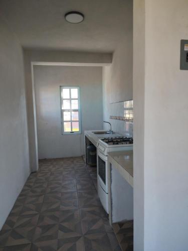 La casa se los abuelos في San Pablo Villa de Mitla: مطبخ فارغ مع موقد ونافذة