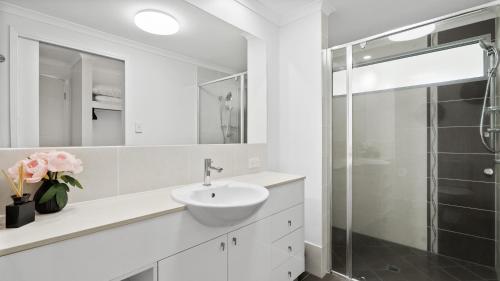 Phòng tắm tại Three-Bedroom Apartment at Marquis