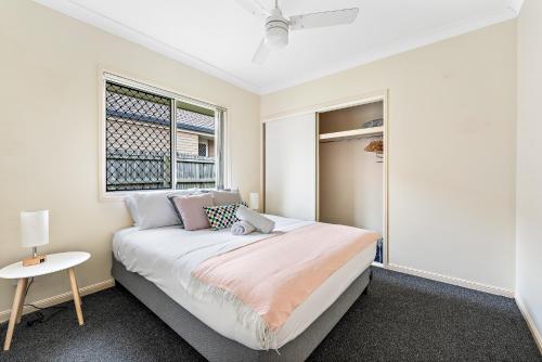 Ένα ή περισσότερα κρεβάτια σε δωμάτιο στο Urban Escape Spacious Home in Rothwell Sleeps 8