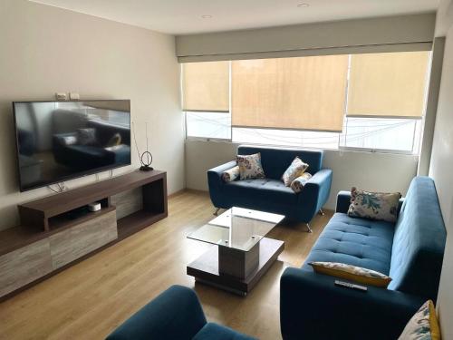 Телевизор и/или развлекательный центр в Room with 2 beds - Shared Apartment