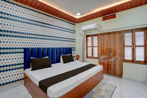 Una cama o camas en una habitación de Hotel O Kashi Ghat Varanasi Formerly Gulab Residency