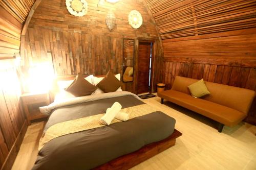 Giường trong phòng chung tại Bukit Delapan Glamping & Coffee