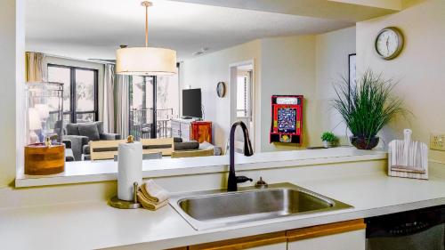 Фотография из галереи Newly Renovated Beachfront Condo Pool Balcony 108 Summerhouse by AvantStay в городе Pine Island