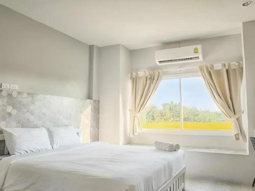 Giường trong phòng chung tại Kosit One Hotel