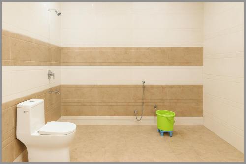 Un baño de Hotel Shree Ramayanam Premium Near Ayodhya Railway Station 200m - Shri Ram Janmbhoomi Temple 900m - Free Wifi and Parking Facility - Fully Air conditioning Premium Room- Best Premium Hotel In Ayodhya