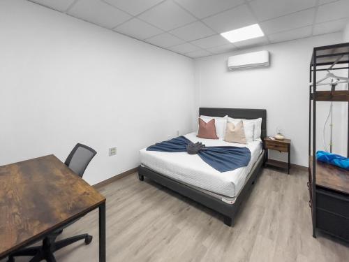 Una cama o camas en una habitación de Comfy Modern Apt With Parking n Generator in Manati