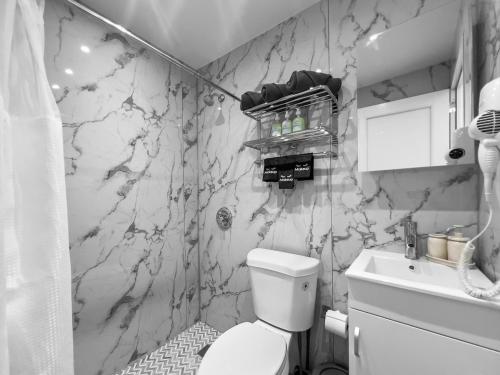 Un baño de Comfy Modern Apt With Parking n Generator in Manati