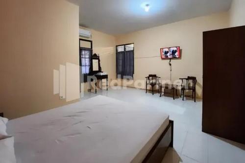 Postel nebo postele na pokoji v ubytování LestInn Homestay Monjali Mitra Reddoorz