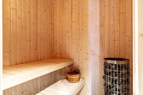 una sauna de madera con una botella de vino en Winter Haven Idre - Happy Rentals, en Idre