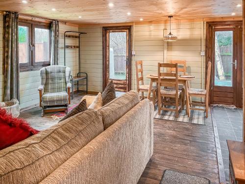 een woonkamer met een bank en een tafel bij The Lodge - Uk50721 in Aldbrough