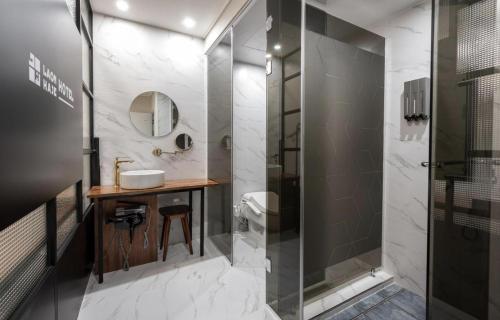 群山市Gunsan LAONHAJE的浴室配有洗手池和淋浴