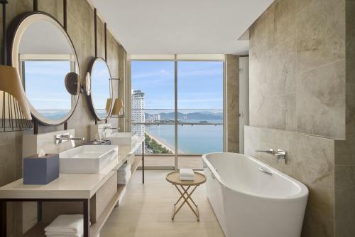 Ванная комната в Hyatt Regency Nha Trang