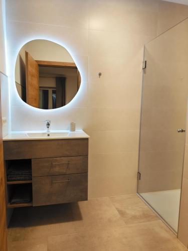 a bathroom with a sink and a mirror at Pani's Gästezimmer in Kleinraming