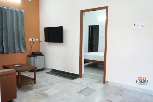 TV a/nebo společenská místnost v ubytování Cozy Homes - Deluxe 2 BHK, 2 Queen beds