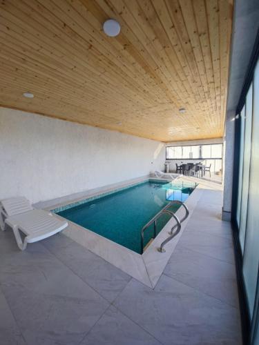 Bazén v ubytování Quba Mountain View Villa with Heated Pool nebo v jeho okolí
