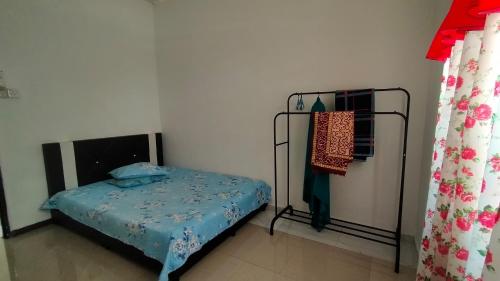 Ένα ή περισσότερα κρεβάτια σε δωμάτιο στο Rumah Singgah Kita Gunung Ledang