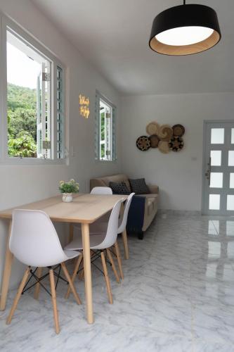 Χώρος καθιστικού στο El Yunque Cabin House Private Pool River