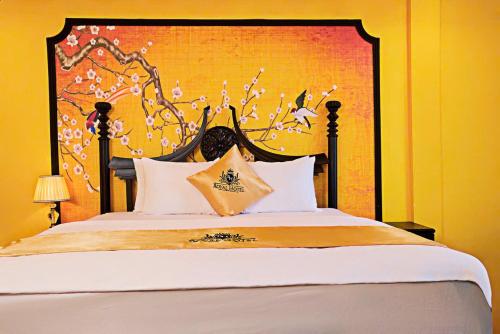 Ένα ή περισσότερα κρεβάτια σε δωμάτιο στο Royal Hotel Hồ Chí Minh