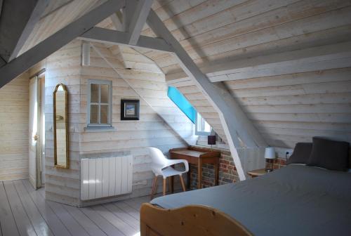 una camera mansardata con letto e scala di Maisonnette à Saint Valéry Sur Somme a Saint-Valéry-sur-Somme