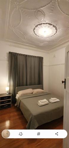 una camera da letto con un letto con due asciugamani sopra di KarenResidence a Cabramatta