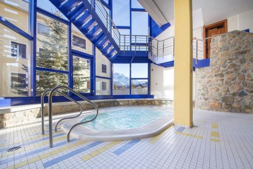 Appartamenti presso Hotel Europa tesisinde veya buraya yakın yüzme havuzu