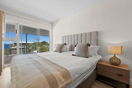 Ένα ή περισσότερα κρεβάτια σε δωμάτιο στο L X I Camps Bay