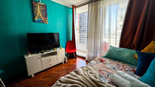 Телевизор и/или развлекательный центр в Piscina Plaza de Armas Late Check in