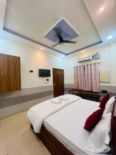 Un dormitorio con una cama grande con techo. en Gitanshi Palace, en Jāmb