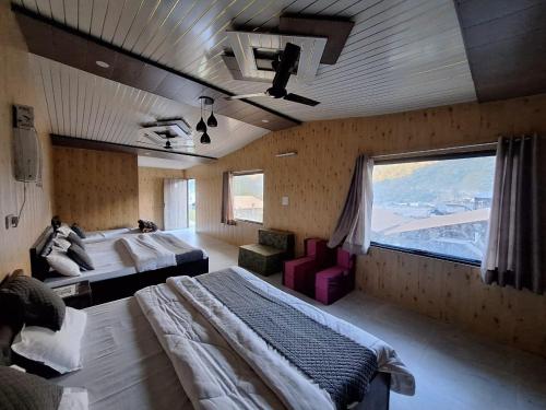 En eller flere senge i et værelse på Valley King Resort