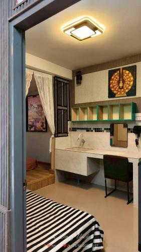 a bathroom with a sink and a desk at โรงแรม เลิฟ บีเคเค in Amphoe Phra Khanong