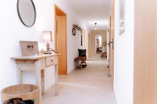 een hal met een wastafel en een spiegel aan de muur bij Ferienwohnung Weideblick Gänsberg in Blaibach