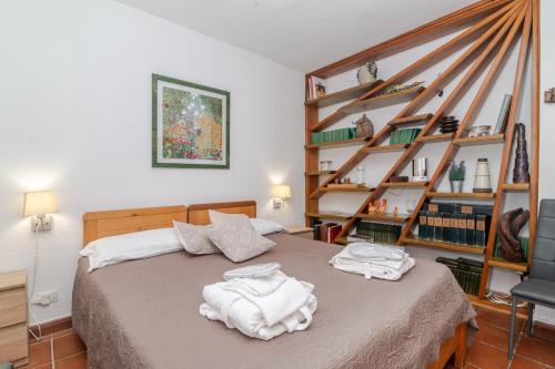 a bedroom with a bed with towels on it at Chicca Di Francesca- Santa Teresa in Santa Teresa Gallura