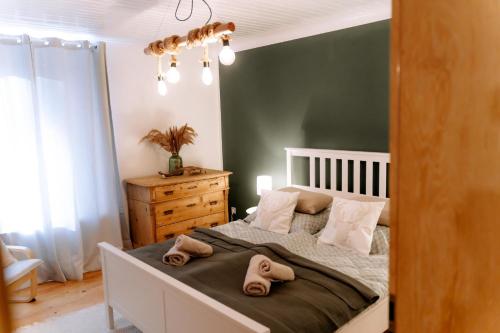 een slaapkamer met een bed met twee handdoeken erop bij Ferienwohnung Weideblick Gänsberg in Blaibach