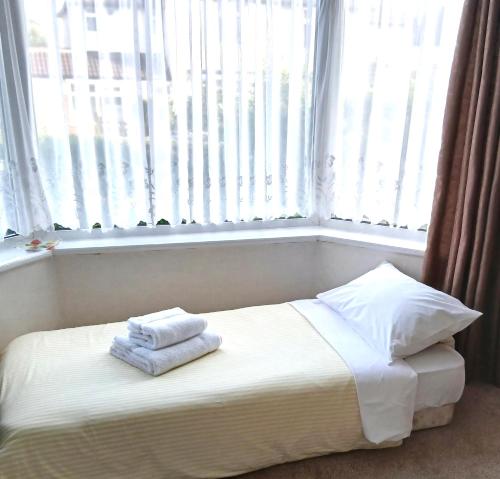 Postel nebo postele na pokoji v ubytování Great place in Liverpool, private bathroom & lounge