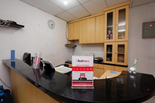 Кухня или мини-кухня в RedDoorz Near Kota Lama Semarang
