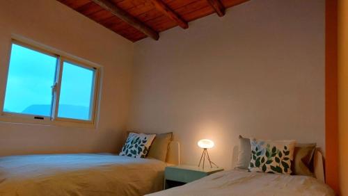 Ένα ή περισσότερα κρεβάτια σε δωμάτιο στο 山城背包客棧