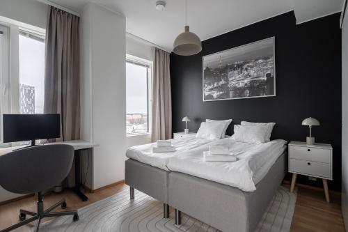 Ένα ή περισσότερα κρεβάτια σε δωμάτιο στο 12th Floor Sauna Retreat with Stunning City Views