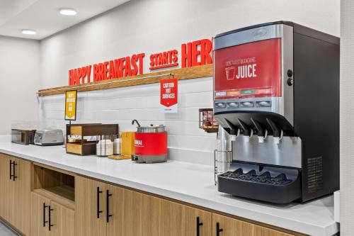 un restaurante de comida rápida con una barra con nevera en Hampton Inn Akron-Fairlawn, en Montrose