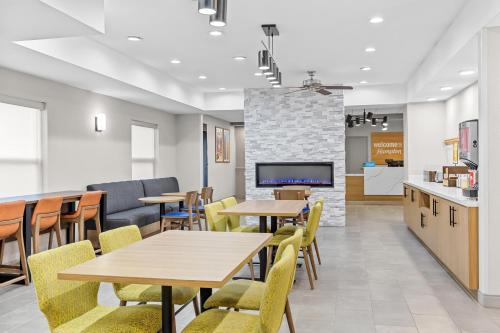 a dining room with tables and chairs and a tv at Hampton Inn Akron-Fairlawn in Montrose