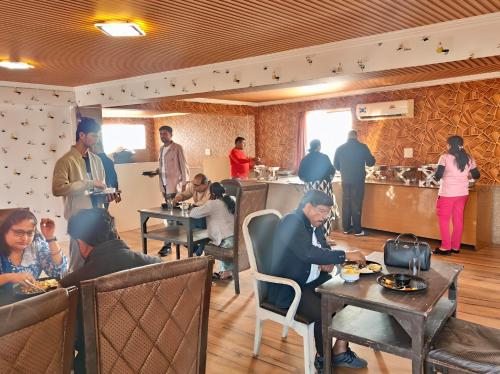 Επισκέπτες που μένουν στο Hotel Royal Residency At Near By International Airport