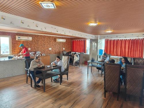 Επισκέπτες που μένουν στο Hotel Royal Residency At Near By International Airport