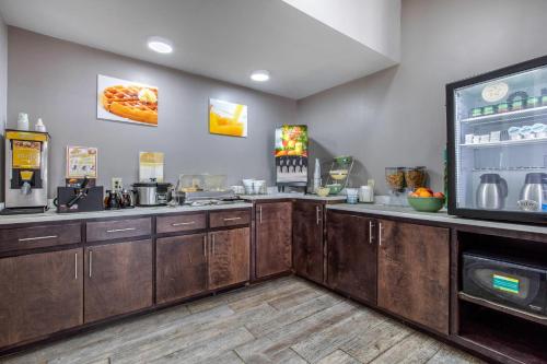 Kuchyň nebo kuchyňský kout v ubytování Quality Inn Athens I-65 - Huntsville Area West