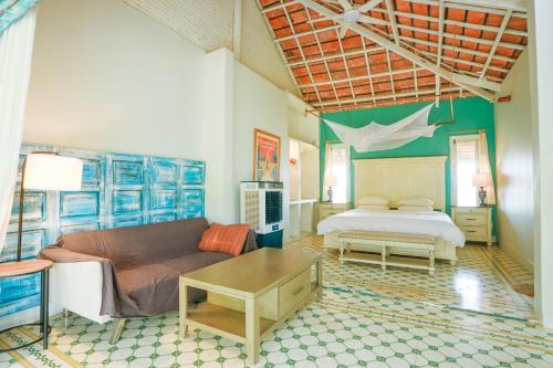 Lara Homestay في Ấp Gò Dinh: غرفة معيشة بها أريكة وسرير