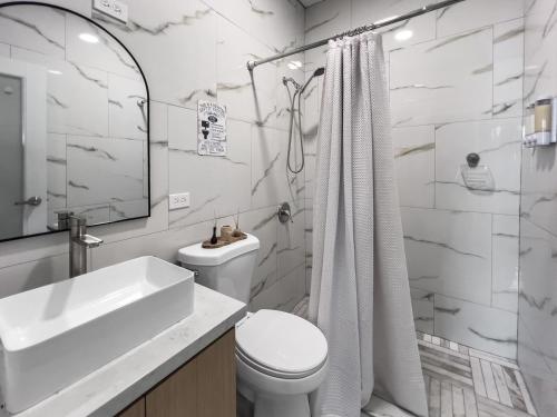 Koupelna v ubytování La Cueva Apt 1 Boho Oceanfront Escape in Arecibo