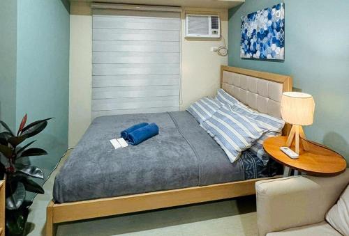 Postel nebo postele na pokoji v ubytování Avida Towers Atria by RedDoorz