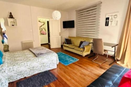 a living room with a couch and a table at Plaza Mayor de Leon in León