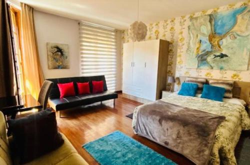 a bedroom with a large bed and a couch at Plaza Mayor de Leon in León