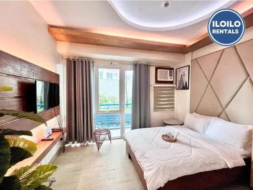 een hotelkamer met een bed en een groot raam bij Relax Stay at One Madison Tower in Cari Mayor